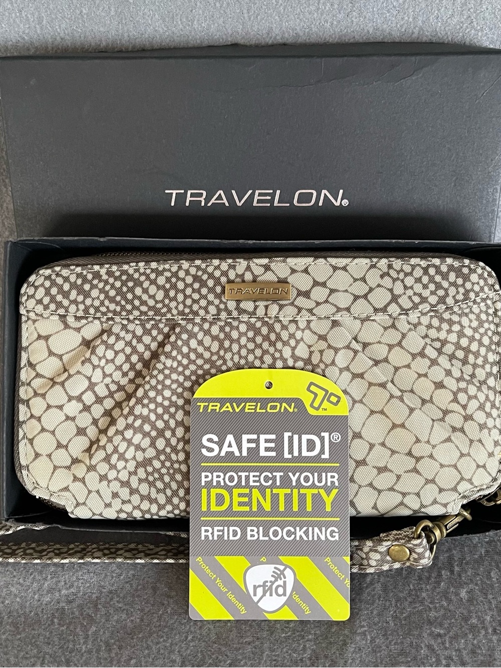 Travelon Zip Around RFID Wallet Wristlet 10 CC Slots Change Pocket Animal Print